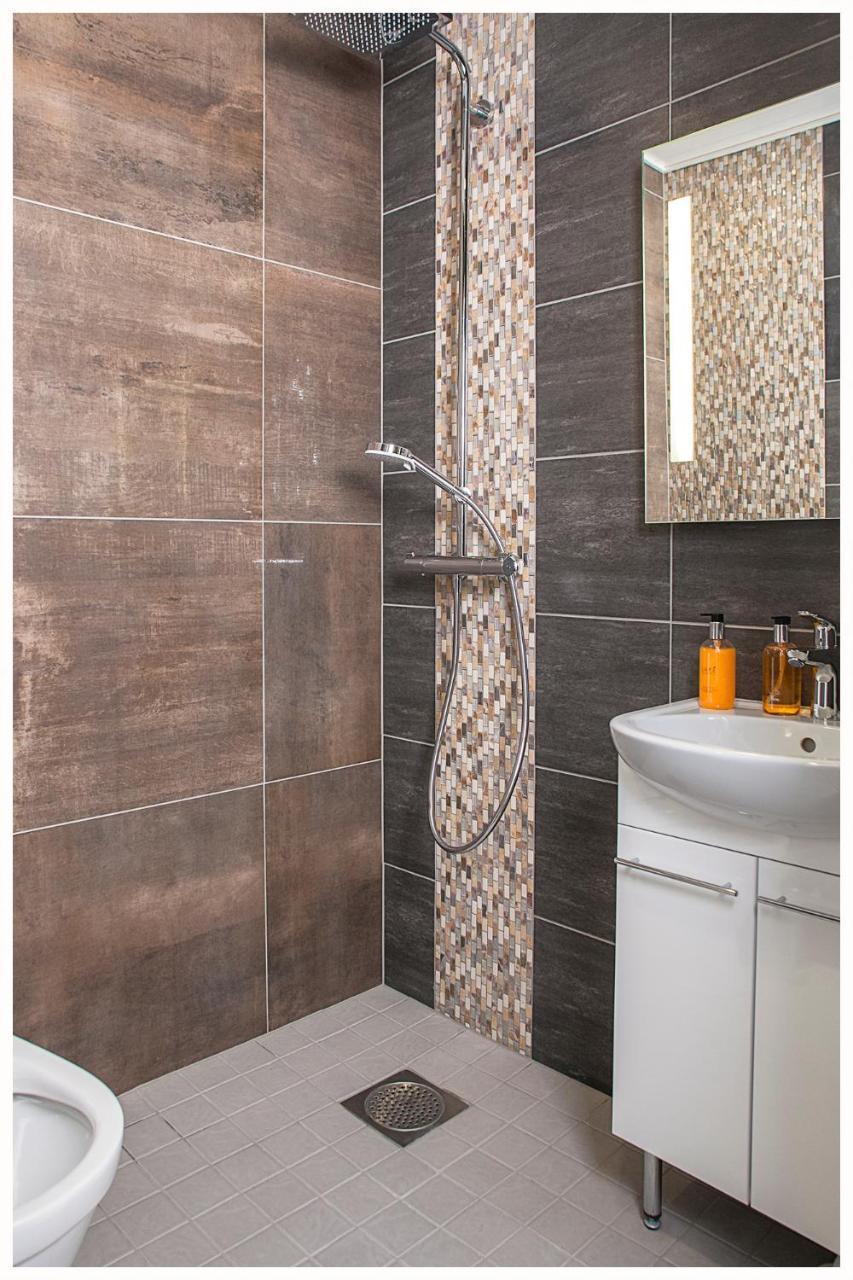 Crystal Arctic Suites Рованіемі Екстер'єр фото Bathroom shower column